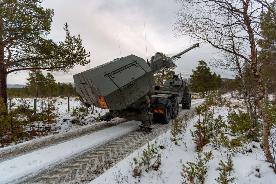 Pháo tự hành Archer của Thuỵ Điển được coi là một trong những khẩu pháo tự hành khởi đầu cho trào lưu pháo tự hành sử dụng khung gầm bánh lốp đặc chủng - một thiết kế dễ sản xuất, rẻ tiền nhưng cũng cực kỳ hiệu quả. Nguồn ảnh: Sina.