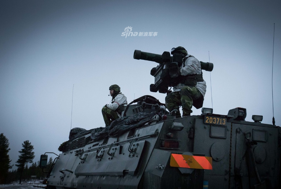 Tên lửa phòng không cỡ nhỏ loại RBS 70 do Thuỵ Điển sản xuất được đặt trên nóc xe thiết giáp lội nước chở quân Patria Pasi do Phần Lan xản xuất. Trong kho của Thuỵ Điển có khoảng hơn 200 chiếc thiết giáp loại này. Nguồn ảnh: Sina.