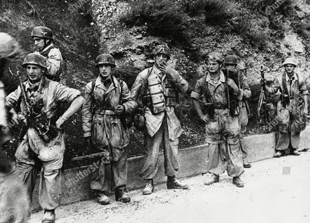 Trang bị của lính dù Đức bao gồm các loại súng trường Kar98 cùng tiểu liên MP-40. Một loại súng trường tự động cũng từng được Đức phát triển cho lực lượng lính dù nhưng không được trang bị đại trà. Nguồn ảnh: Photoarchive.