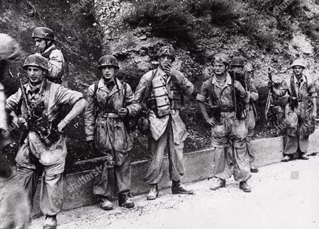 Trang bị của lính dù Đức bao gồm các loại súng trường Kar98 cùng tiểu liên MP-40. Một loại súng trường tự động cũng từng được Đức phát triển cho lực lượng lính dù nhưng không được trang bị đại trà. Nguồn ảnh: Photoarchive.