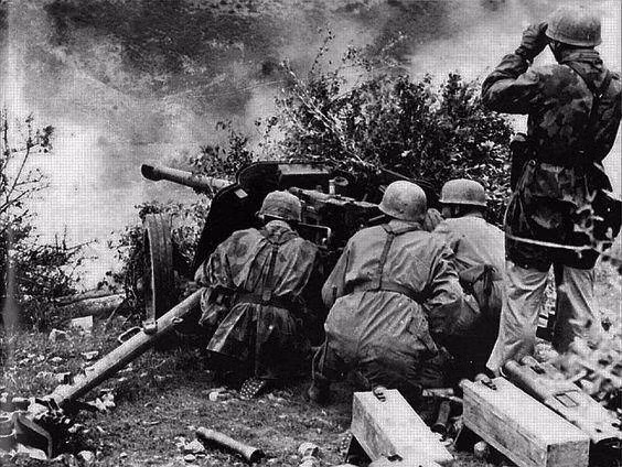 Ngoài ra, lực lượng dù của Đức cũng có trang bị các loại hoả lực mạnh như pháo chống tăng cỡ lớn. Các loại khí tài, phương tiện này sẽ được Đức thả xuống bằng tàu lượn hoặc tiếp tế sau khi lính dù chiếm được một khu vực đủ rộng làm sân bay dã chiến. Nguồn ảnh: Photoarchive.