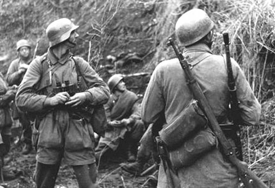 Lính dù Đức (phải) bên cạnh lính Lục quân Đức (bên trái). Có thể thấy, trang bị của hai binh chủng này giúp họ khá dễ nhận ra sự khác biệt của các đơn vị khác nhau trên chiến trường. Nguồn ảnh: Photoarchive.