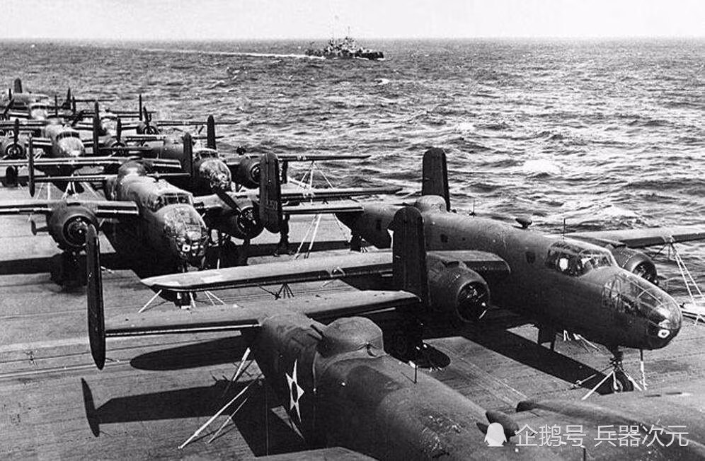 Tiếp đến là B-25 - một trong số ít những loại máy bay ném bom từng được cất cánh từ tàu sân bay trong Chiến tranh Thế giới thứ hai. Tuy nhiên những chiếc B-25 này chỉ cất cánh chứ không hề hạ cánh lên tàu sân bay. Nguồn ảnh: QQ.