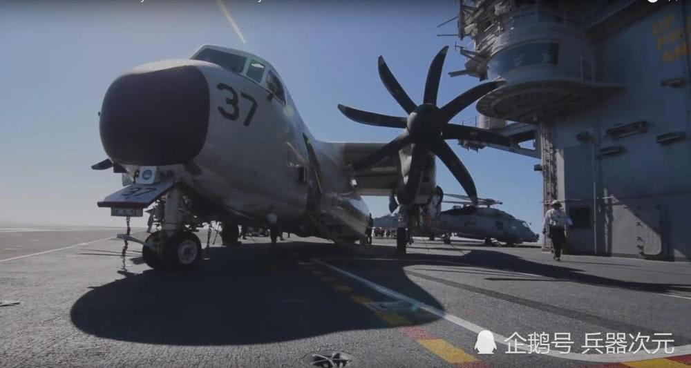 Để phục vụ vận tải trên tàu sân bay, Không quân Mỹ thường sử dụng loại máy bay C-2 Greyhound. Đây là loại máy bay có trọng lượng cất cánh tối đa lên tới 25 tấn, được thiết kế để chuyển thư từ, nhu yếu phẩm và bưu kiện từ trong đất liền ra tàu sân bay cho thuỷ thủ Mỹ. Nguồn ảnh: QQ.