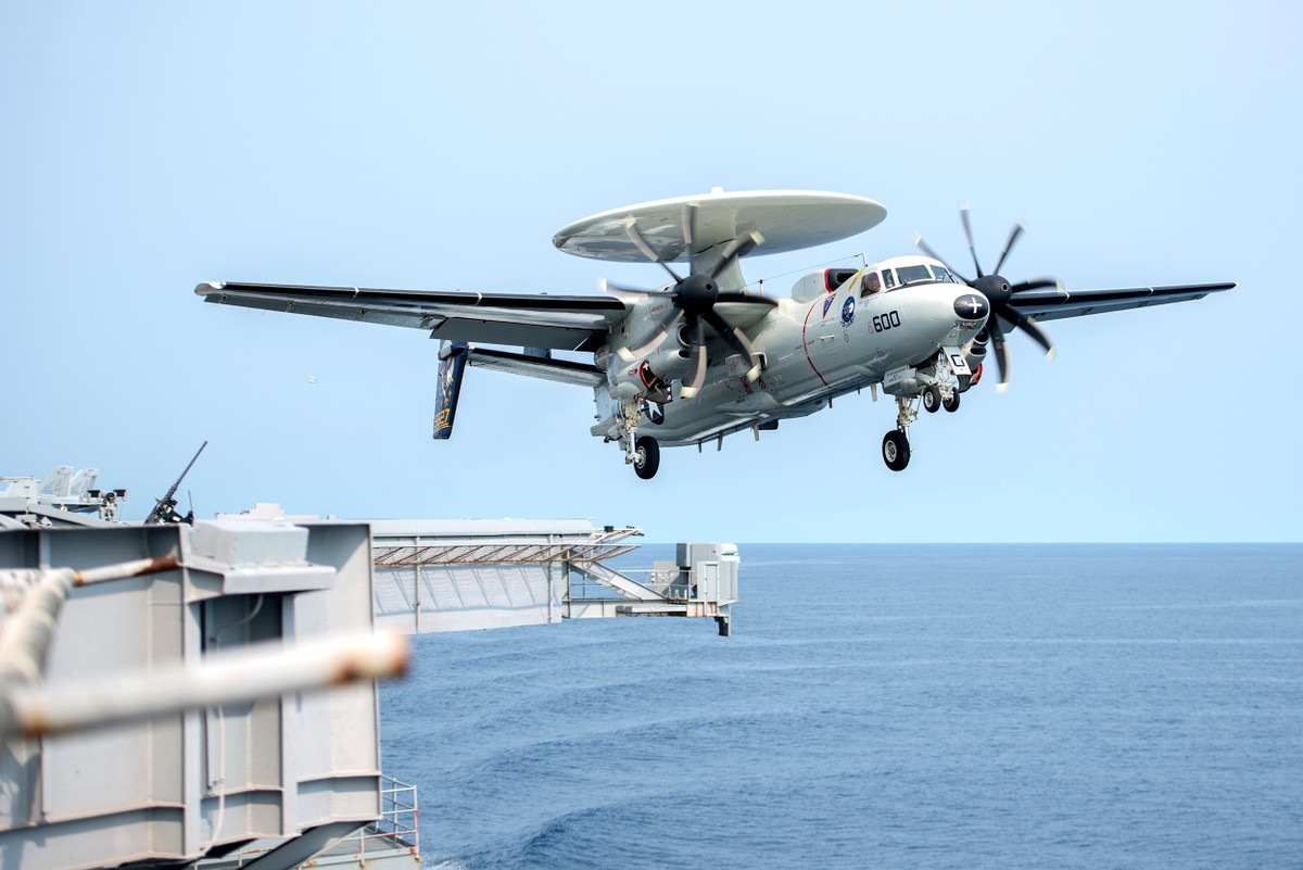 Một trong những loại máy bay cất cánh tốt từ hàng không mẫu hạm dù nó có trọng tải lên tới hơn 20 tấn và tối đa có thể lên tới 40 tấn đó là E-2C - một loại máy bay thám sát, cảnh báo sớm của không quân Mỹ. Nguồn ảnh: QQ.