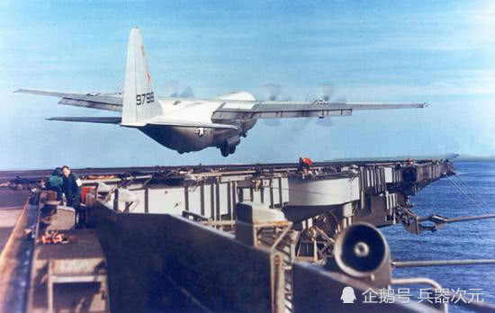 Không thể không kể đến con quái vật C-130 - loại máy bay lớn nhất từng cất hạ cánh trên tàu sân bay. Tuy nhiên pha cất - hạ cánh của C-130 chỉ dừng lại ở mức thử nghiệm, không hề được áp dụng rộng rãi. Nguồn ảnh: QQ.