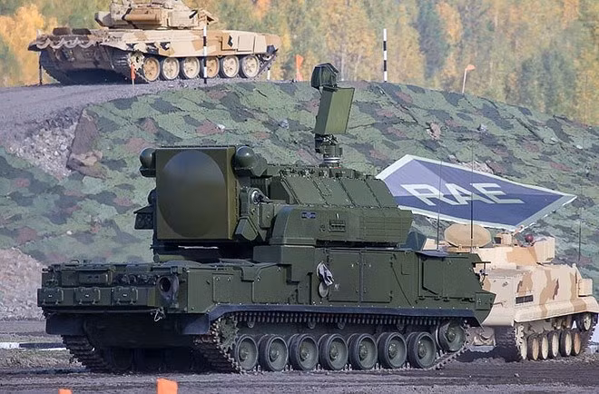 Hệ thống radar của Tor-M2 có thể phát hiện mục tiêu ở khoảng cách 32 km, theo dõi, bám sát cùng lúc 48 mục tiêu bay. Các tổ hợp Tor-M2 cũng có thể kết hợp với các tổ hợp phòng thủ tầm xa hơn như Pantsir hay SAM để có thể nhận diện mục tiêu từ khi chúng nằm ngoài tầm bắn. Nguồn ảnh: Vansce.