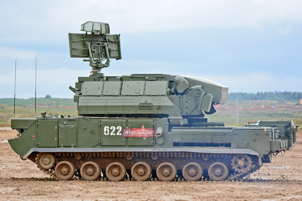 Cụ thể, tên lửa của Tor-M2 có khả năng tác chiến tốt trong khả năng bị áp chế điện tử mạnh và thậm chí tổ hợp này còn có khả năng vừa di chuyển vừa khai hỏa. Nguồn ảnh: Luncher.