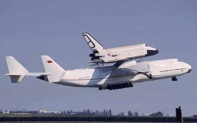 Đầu tiên phải kể đến loại máy bay vận tải lớn nhất thế giới mang tên An-225. Đây là một trong những công trình được xem là biểu tượng của Liên Xô, mang đậm tính "cơ bắp" với trọng tải tối đa lên tới 250 tấn. Nguồn ảnh: QQ.