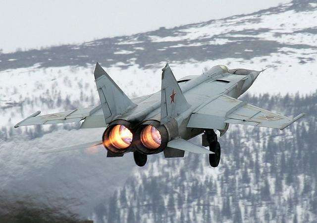 Chiến đấu cơ có người lái nhanh nhất thế giới là loại MiG-25 cũng được ra đời dưới bàn tay thần kỳ của các kỹ sư Liên Xô. Ở độ cao thấp, MiG-25 có thể đạt tốc độ tới Mach 2.8 và tối đa lên tới Mach 3.8 khi bay ở độ cao 12.000 mét. Nguồn ảnh: QQ.