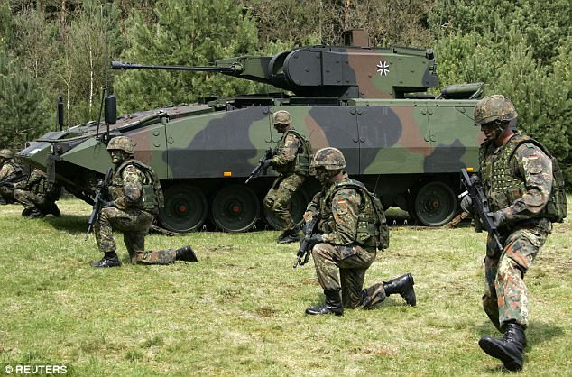 Phía Đức tính toán, chỉ cần 10% trong số những người nước ngoài thuộc ba nước kể trên có ý muốn gia nhập quân đội thì sẽ đồng nghĩa với việc quân đội nước này có thêm 50.000 nhân lực nữa trong tương lai - một con số trong mơ với quân đội Đức hiện nay. Nguồn ảnh: Reuters.