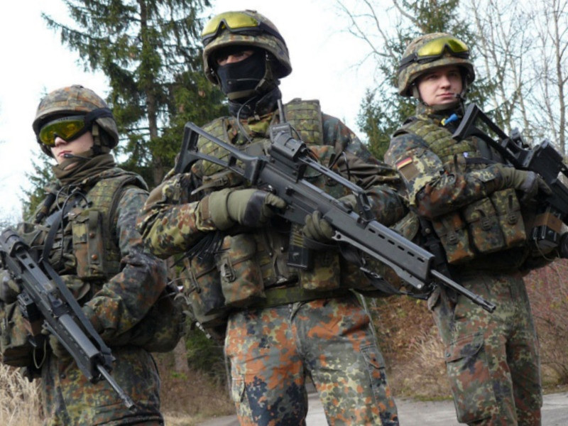 Với kinh nghiệm nhận lính đánh thuê nước ngoài hay nhận lính mang quốc tịch nước ngoài ít ỏi, có lẽ Đức không dám nhận những người lính không biết ngôn ngữ của quốc gia này. Tương tự với Nga - một quốc gia cũng sẵn sàng nhận lính đánh thuê nước ngoài với điều kiện người tình nguyện nói sõi tiếng Nga. Nguồn ảnh: BI.