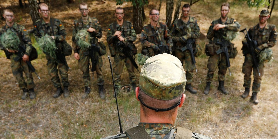 Cụ thể, quân đội Đức hiện đang chỉ có số lượng sĩ quan chỉ huy khoảng hơn 80% so với yêu cầu. Điều này khiến quân đội Đức bị thiếu đi một lượng lớn sĩ quan chỉ huy trong khi những sĩ quan hiện tại chắc chắn không chịu làm thêm giờ hoặc làm việc theo kiểu kiêm nhiệm. Nguồn ảnh: BI.