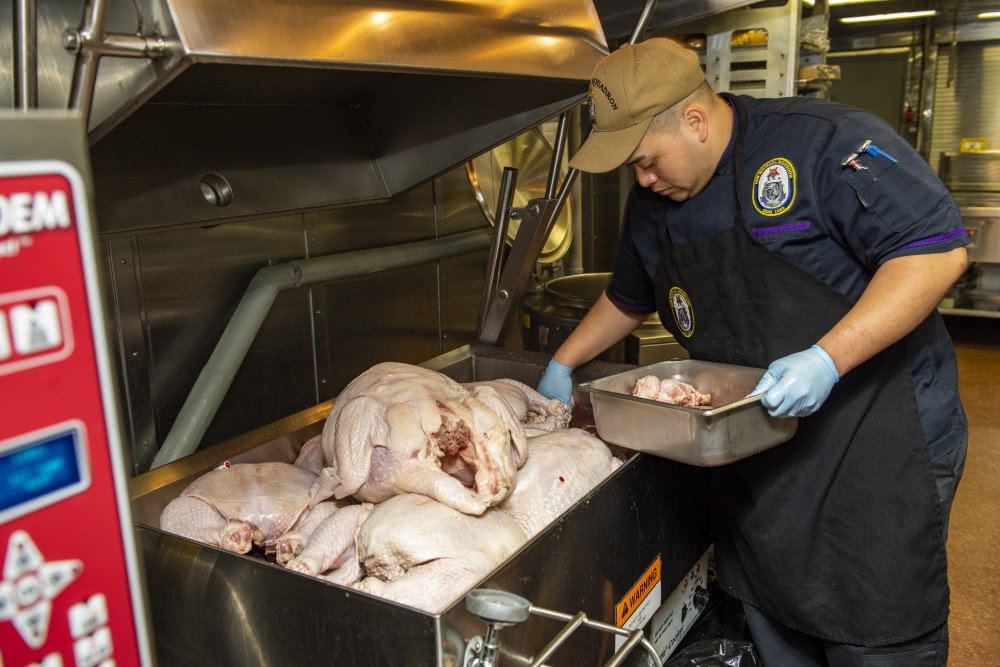 Nhà bếp trên tàu phục vụ liên tục 24 tiếng mỗi ngày, đảm bảo hơn 160 thành viên trên tàu sẽ có đồ ăn nóng bất kể ca trực của họ vào thời điểm nào trong ngày. Nguồn ảnh: QQ.