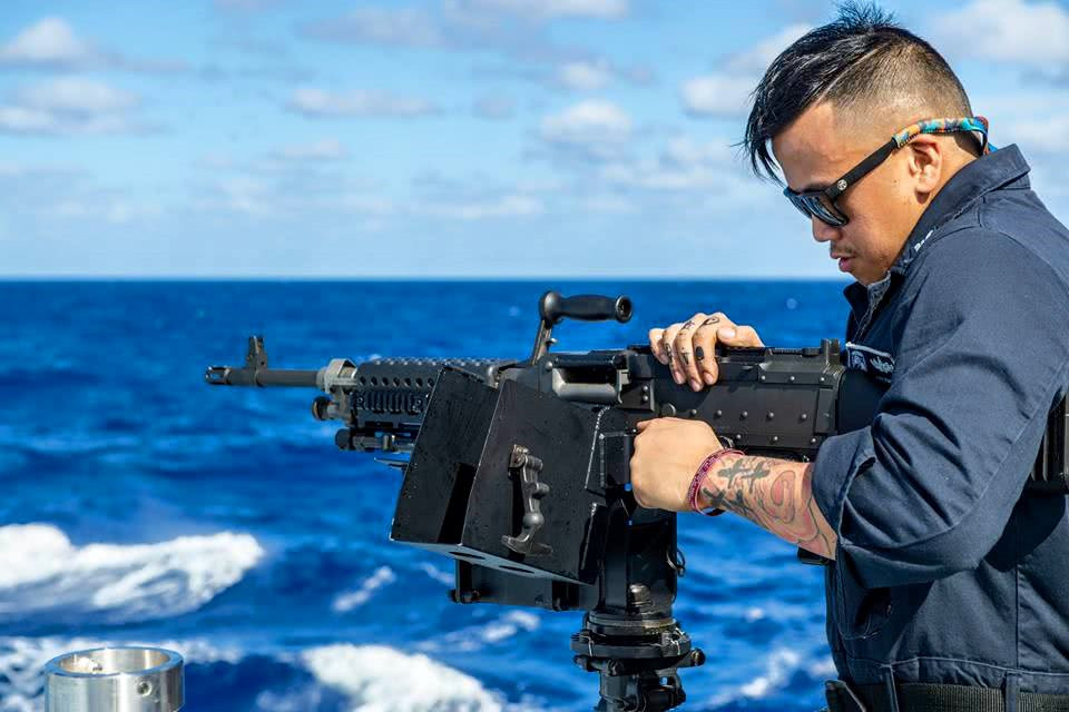 Thứ có giá trị nhất trên khu trục hạm Zumwalt là hai khẩu hải pháo đời mới cỡ nòng 155mm của nó. Tuy nhiên với giá thành gần 1 triệu USD cho một phát bắn, khẩu pháo này của Zumwalt có lẽ sẽ ít khi được sử dụng. Nguồn ảnh: QQ.