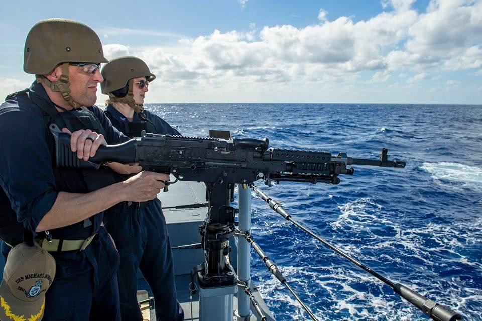 Thuỷ thủ đoàn với súng máy 7,62mm trên khu trục hạm Zumwalt - dù đây có là loại tàu chiến trị giá nhiều tỷ USD nhưng các trang bị của nó vẫn khá bình thường, không có gì nổi bật hơn so với giá thành. Nguồn ảnh: QQ.