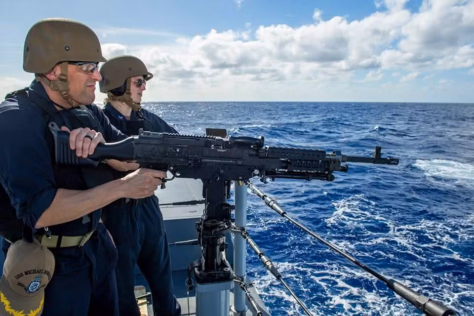 Thuỷ thủ đoàn với súng máy 7,62mm trên khu trục hạm Zumwalt - dù đây có là loại tàu chiến trị giá nhiều tỷ USD nhưng các trang bị của nó vẫn khá bình thường, không có gì nổi bật hơn so với giá thành. Nguồn ảnh: QQ.