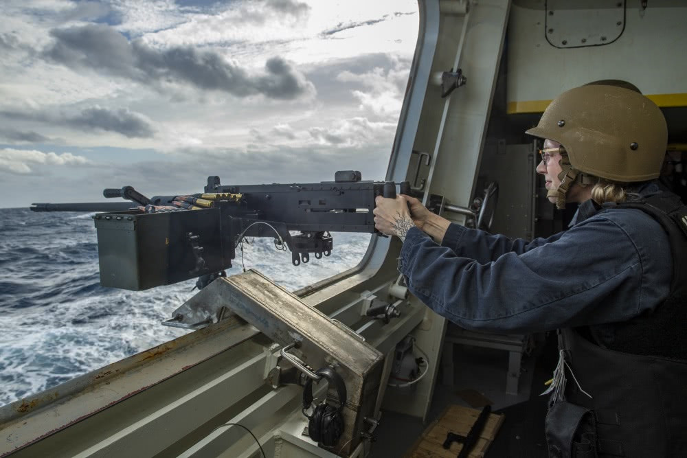 Súng máy 12,7mm trên tàu Zumwalt được một thuỷ thủ nữ sử dụng. Nguồn ảnh: QQ.