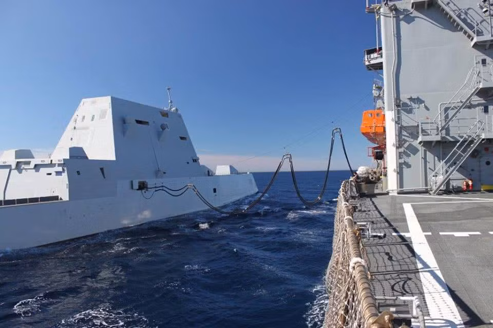 Đây được coi là cách thức nhận hàng tiếp tế nhanh nhất, rẻ tiền nhất và an toàn nhất tới nay vẫn chưa có gì thay đổi so với những năm 1950. Nguồn ảnh: QQ.