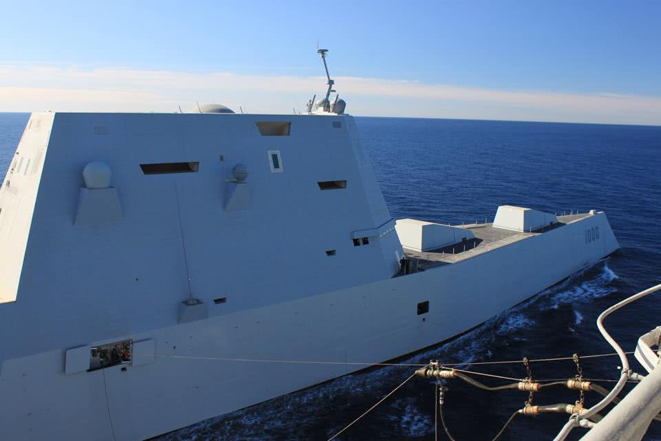 Cách thức nhận hàng tiếp tế trên Zumwalt vẫn tương tự như trên các loại tàu chiến khác và thực tế thì cách thức nối dây nhận hàng này đã tồn tại trong Hải quân Mỹ từ thời Chiến tranh Thế giới thứ 2 tới nay. Nguồn ảnh: QQ.