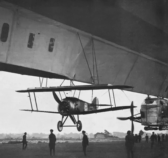 Cụ thể, hệ thống điều khiển của loại máy bay này cực kỳ nhạy, dù nó giúp phi công có khả năng cơ động rất tốt nhưng bù lại, nó lại dễ biến những sai lầm nhỏ khi điều khiển của phi công thành thảm hoạ nếu chót để chiếc máy bay này mất lái. Nguồn ảnh: Warhistory.