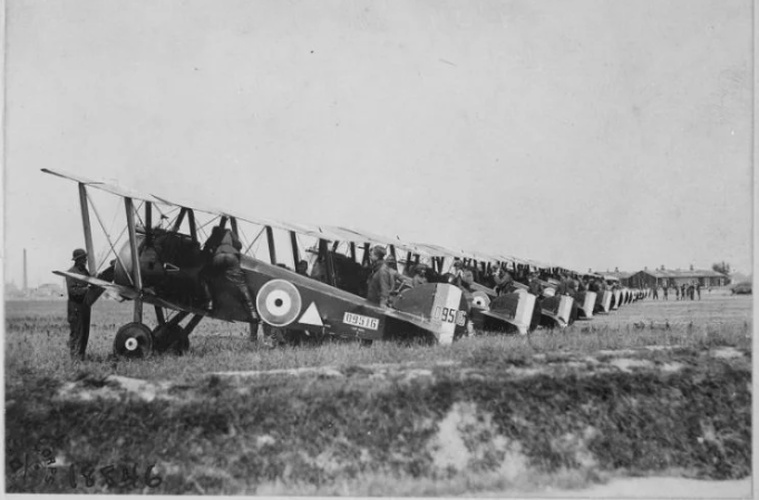 Tuy nhiên, đây lại không phải là loại máy bay dễ dàng điều khiển. Camel là loại chiến đấu cơ chỉ dành cho các phi công có kinh nghiệm vì điều khiển nó cực kỳ khó khăn. Nguồn ảnh: Warhistory.