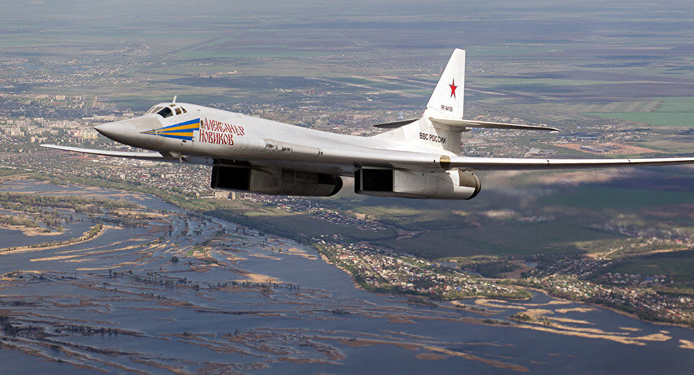 Điểm giống nhau đầu tiên trên cả hai siêu " pháo đài bay" này đó là cả hai chiếc đều có phi hành đoàn 4 người bao gồm hai phi công lái chính lái phụ, một tác chiến phòng thủ và một tác chiến tấn công (trên chiếc Tu-160 của Nga gọi vị trí này là Người ném bom). Nguồn ảnh: Nationalinterest.