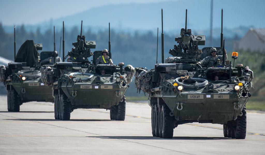 Với việc được trang bị theo tên lửa Javelin, các xe thiết giáp chở quân lai xe chiến đấu bộ binh Stryker thậm chí còn có hoả lực vượt trội hơn các loại xe chiến đấu bộ binh phổ biến khác. Thông thường, khoảng cách chiến đấu của xe tăng chủ lực chiến trường thường không quá 3 km. Nguồn ảnh: Vanced.