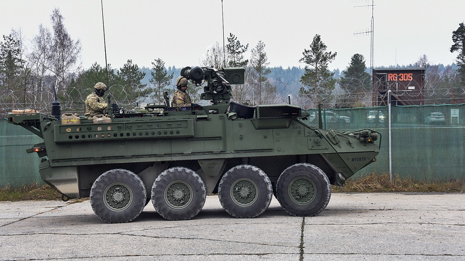 Với việc được trang bị tên lửa chống tăng FGM-148 Javelin lên nóc xe, các thiết giáp Stryker của Mỹ hoàn toàn có đủ khả năng đối đầu với mọi loại phương tiện chiến đấu bao gồm xe tăng, xe bọc thép chủ lực hiện nay. Nguồn ảnh: Vanced.