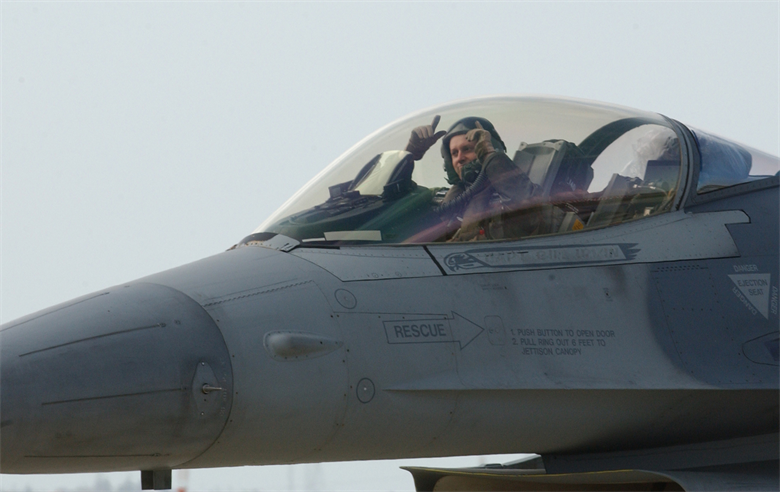 Tuy nhiên có vẻ như những yếu tố đặc thù của công việc phi công chiến đấu đó là thường xuyên công tác xa nhà hay đối mặt với nguy hiểm chết người đã khiến nhiều phi công bỏ ngành, chuyển sang lái máy bay dân sự với thu nhập cao hơn và áp lực công việc nhẹ nhàng hơn nhiều. Nguồn ảnh: BI.