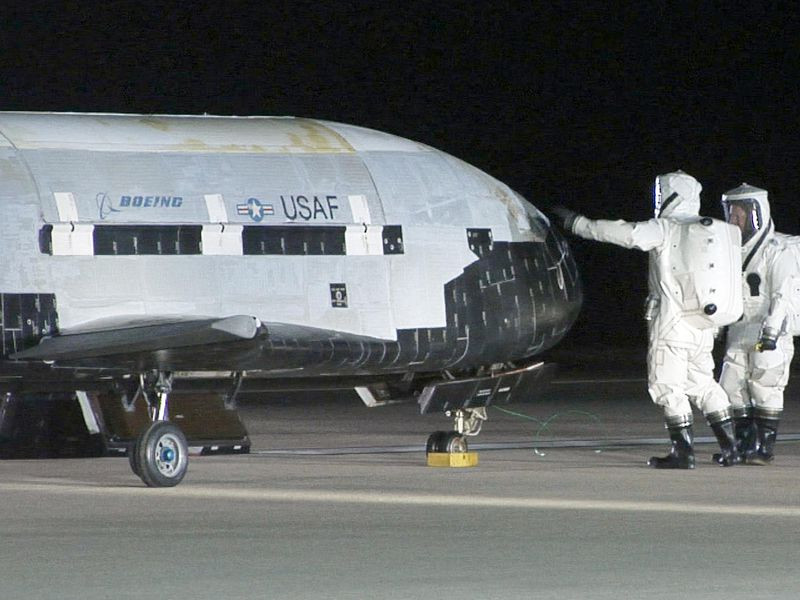 Kèm theo đó là câu hỏi về cơ cấu tổ chức của quân đội Mỹ sẽ thay đổi ra sao, liệu rằng vị trí của lực lượng Hải quân và Lục quân trong các tập đoàn vũ trụ Mỹ có bị thay đổi với sự ra đời của lực lượng Vũ trụ hay không? Nguồn ảnh: BI.