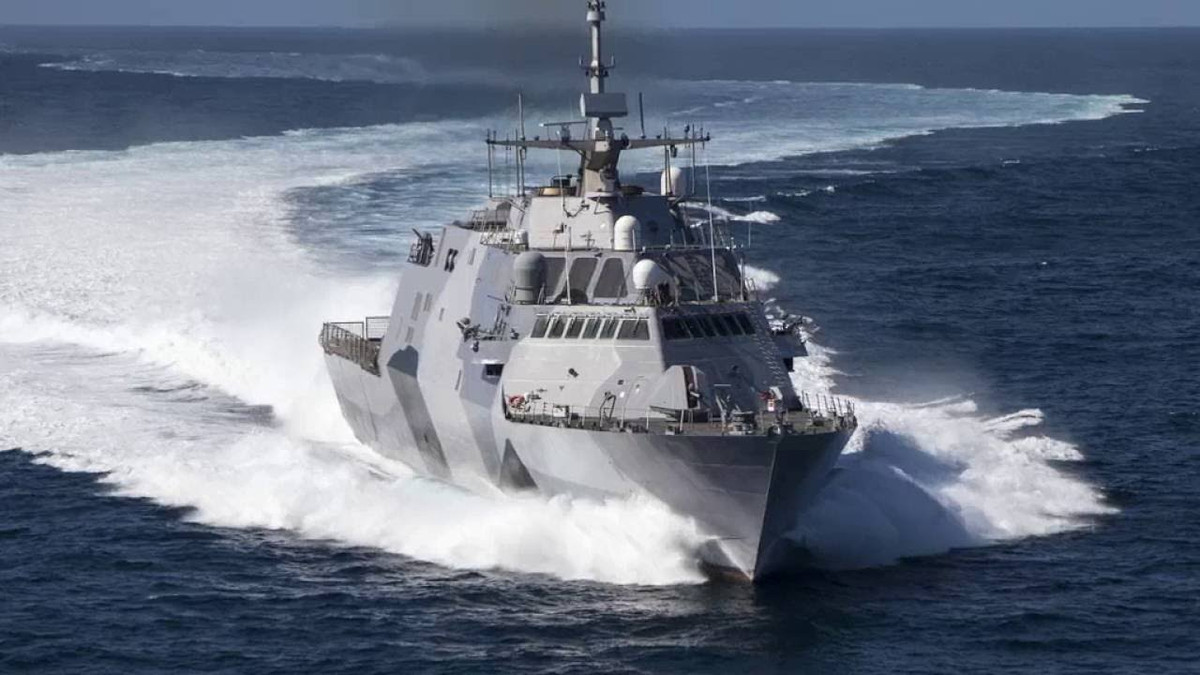 Tàu được trang bị 2 động cơ Rolls-Royce MT30 tua-bin khí cùng hệ thống đẩy bơm nước phản lực chứ không sử dụng hệ thống đẩy bằng chân vịt như thông thường. Nguồn ảnh: USnavy.