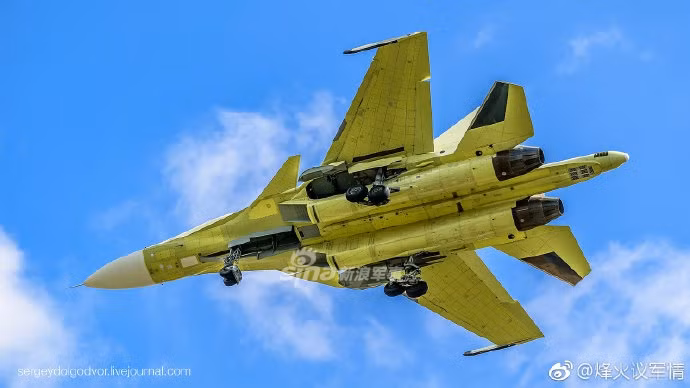 Trong quá trình bay thử nghiệm, chiến đấu cơ Su-34 vẫn chưa được sơn và vẫn có màu vàng đúng như màu của nó lúc còn nằm trong xưởng lắp ráp. Nguồn ảnh: Sina.