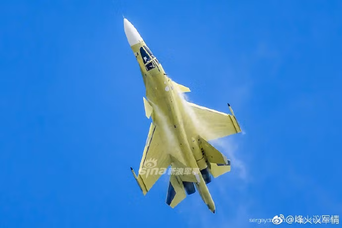 Mỗi máy bay Su-34 được cho là có tới 57.000 linh kiện khác nhau, tất cả đều được sản xuất, lắp ráp và kiểm tra theo tiêu chuẩn và quy trình nghiêm ngặt nhất của tập đoàn Sukhoi. Nguồn ảnh: Sina.