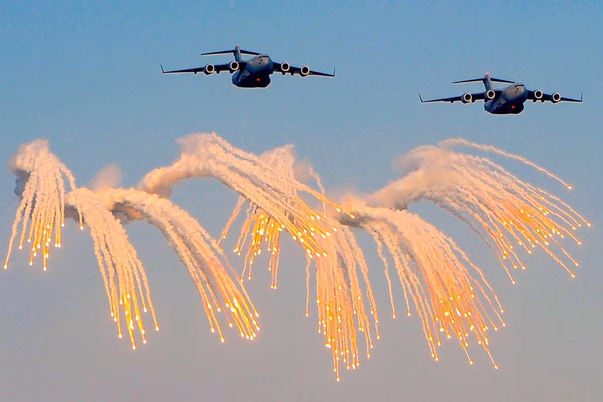 Máy bay vận tải C-17 bay qua lễ đài với màn xả pháo hoa cực kỳ mãn nhãn. Qatar hiện tại có tổng cộng 8 máy bay vận tải loại này. Nguồn ảnh: Livejournal.