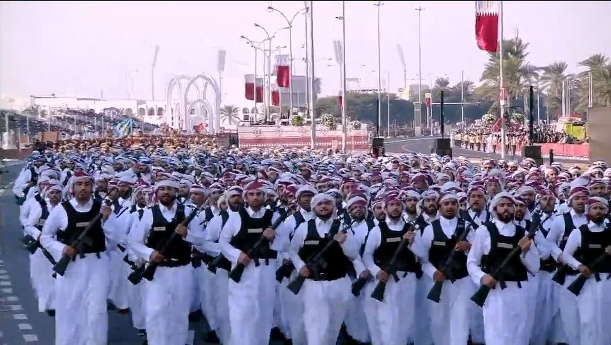 Khối bộ binh trong cuộc diễu hành với các quân nhân mặc trang phục trắng dẫn đầu. Nguồn ảnh: Livejournal.