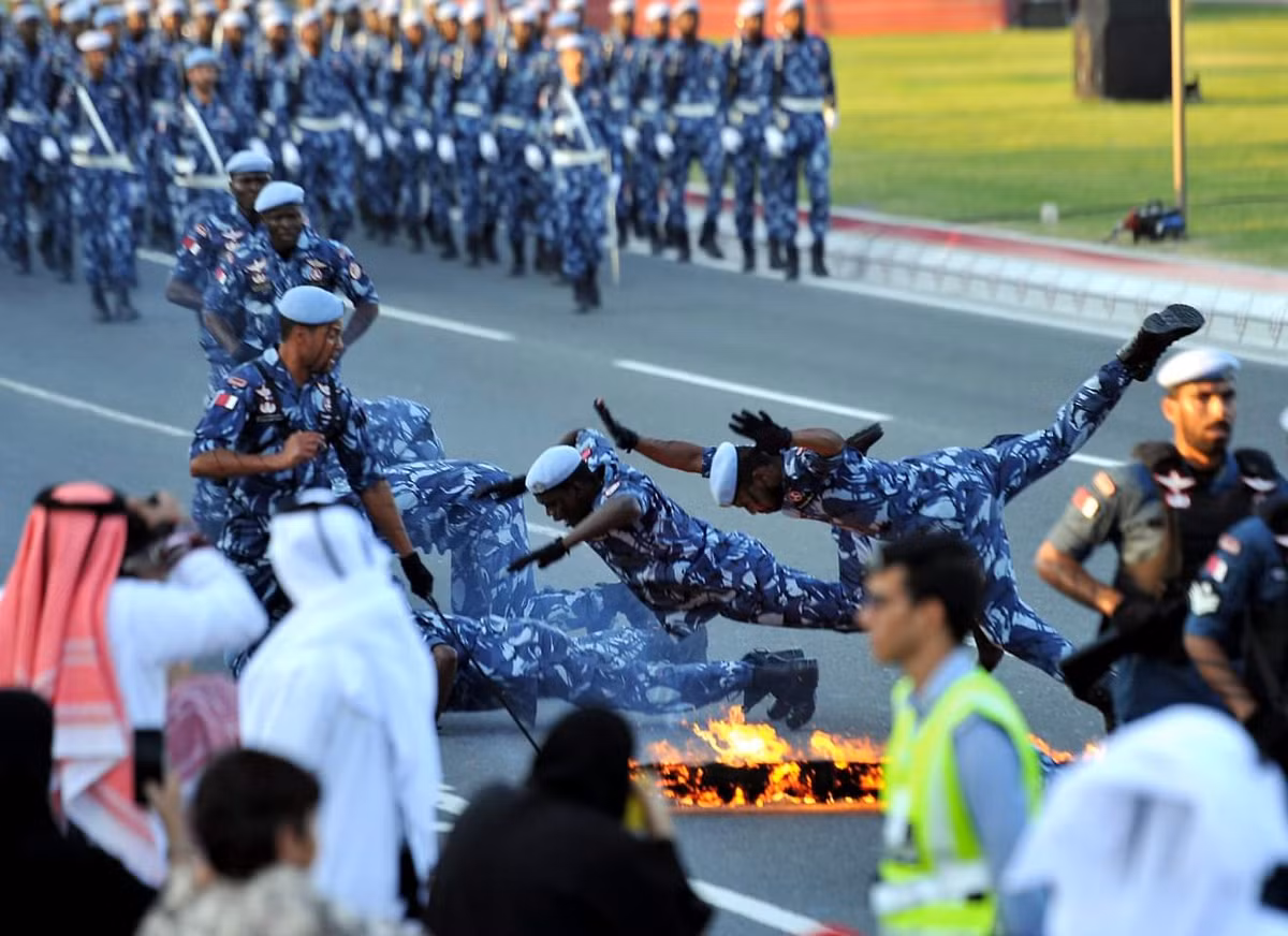 Không thể thiếu được là các màn diễu võ dương oai theo kiểu "sơn đông mãi võ" - một phần không thể thiếu trong các cuộc duyệt binh của các quốc gia Trung Đông. Nguồn ảnh: Livejournal.