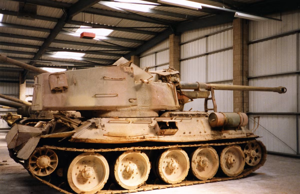 Một phiên bản khác cũng do Ai Cập và các nước thuộc khối Ả-Rập cải tiến là phiên bản pháo tự hành T-34-100 với khẩu pháo chính đạt cỡ nòng 100mm. Nguồn ảnh: 1Zoomme.