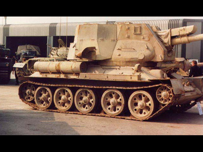 T-34 cỡ nòng 122 mm với toàn bộ phần tháp pháo được cải tiến lại so với phiên bản gốc. Đây là sự kết hợp giữa khung gầm của T-34 và pháo D-30 do Ai Cập nghiên cứu. Nguồn ảnh: 1Zoomme.