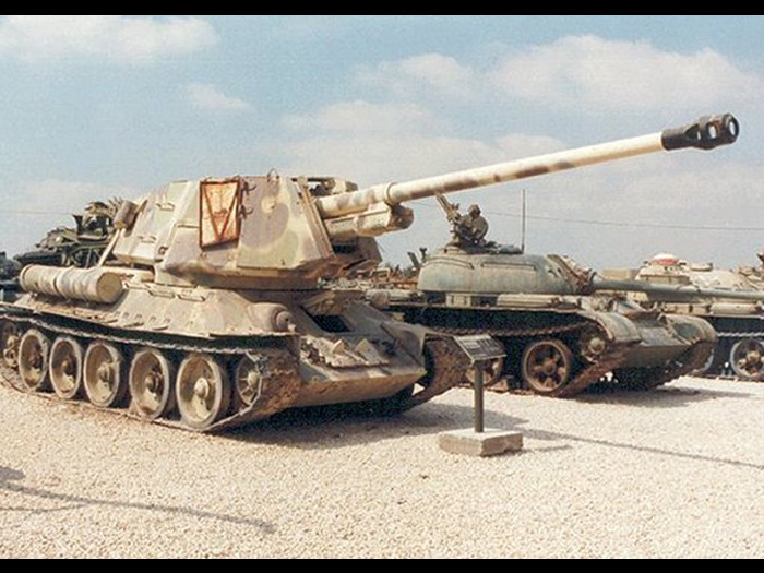 Kèm theo đó là khả năng nâng cấp mãnh liệt của T-34 vốn đã được dự tính trước bởi kỹ sư trưởng thiết kế chiếc xe tăng này giúp cho các nước sở hữu T-34 tha hồ sử dụng trí tưởng tượng để biến loại xe tăng hạng trung này thành một loại vũ khí có hoả lực cực kỳ kinh hoàng. Nguồn ảnh: 1Zoomme.