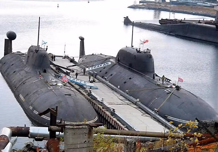 Tàu ngầm lớp Akula được tuyên bố có khả năng lặn sâu tối đa 480 mét và các phiên bản nâng cấp của nó là Akula II và Akula III thậm chí còn có khả năng hoạt động tốt ở độ sâu lên tới 600 mét. Nguồn ảnh: Navyships.