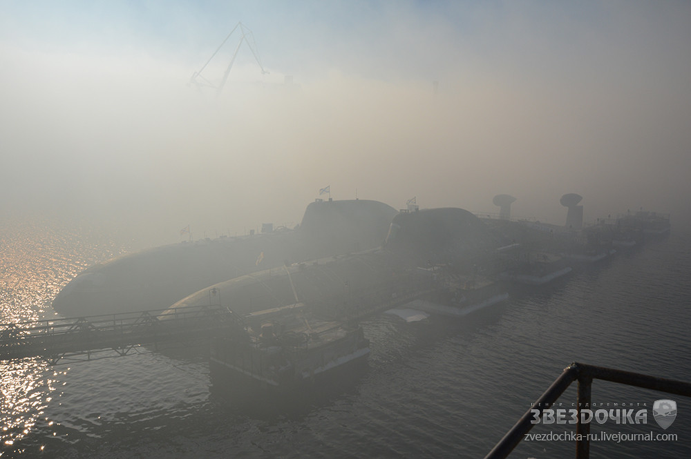 Theo đó, phía Ấn Độ đã đặt vấn đề với Nga ngay khi họ thấy hai tàu ngầm hạt nhân lớp Akula mang tên Bratsk và Samara đang nằm sửa tại nhà máy đóng tàu Zvezdochka, Severodvinsk. Nguồn ảnh: Douka.