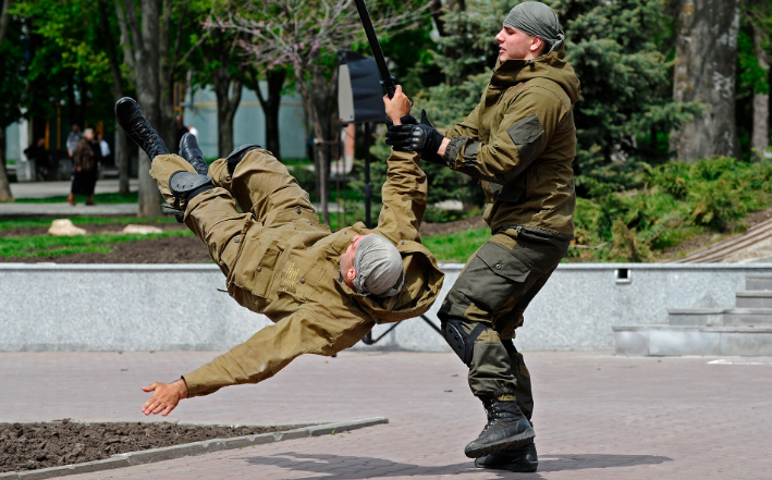 Đặc điểm thứ hai đó là lực lượng đặc nhiệm Nga được huấn luyện rất bài bản về cận chiến nhưng lại được khuyến cáo hạn chế cận chiến nhất có thể. Câu châm ngôn của đặc nhiệm Nga đó là "Chỉ hai kẻ ngu ngốc mới sử dụng tay không khi có súng". Nguồn ảnh: RBTH.