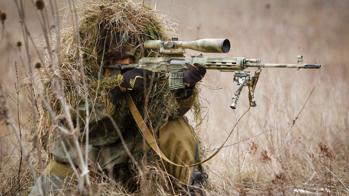 Kể cả khi tác chiến tầm gần, những người lính đặc nhiệm này cũng được khuyến cáo sẽ sử dụng mọi thứ trong tầm tay của mình để chiến đấu với kẻ thù, mọi thứ trong tau đặc nhiệm đều có thể trở thành vũ khí từ dao, kiếm cho tới hòn đá, cục gạch thậm chí là cành cây. Chỉ khi không có những thứ đó, họ mới buộc phải dùng tay không. Nguồn ảnh: RBTH.