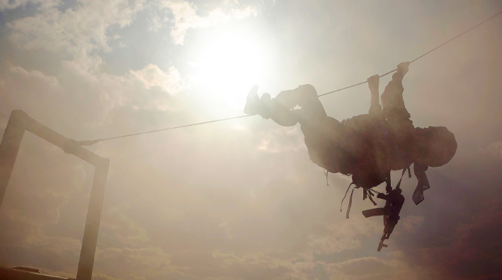 Đặc điểm này giúp đặc nhiệm Nga có khả năng luồn cúi và lẩn tránh tốt khi thực hiện các loại nhiệm vụ nguy hiểm. Chiều cao thấp và thể hình nhỏ cũng giúp đặc nhiệm sử dụng các loại phương tiện di chuyển như xe hơi, thiết giáp hoặc thậm chí là xe tăng dễ dàng hơn. Nguồn ảnh: RBTH.