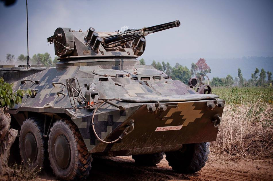 Hoả lực đáng chú ý nhất của chiếc BTR-3E1 là hệ thống ống phóng chống tăng tự động AGS-17 được gắn ở bên trái thành xe cho phép nó có khả năng chống tăng. Nguồn ảnh: Sina.