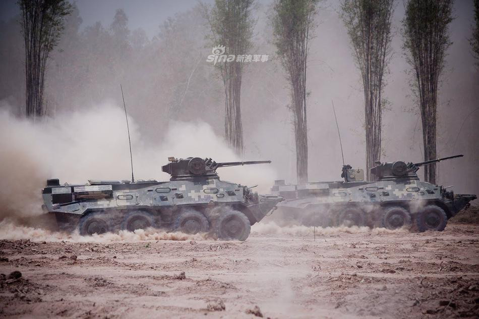 Theo đó vì mua thêm những chiếc xe thiết giáp M113 của Mỹ, Quân đội Thái Lan đã lựa chọn xe thiết giáp Ukraine là BTR-3E1 dù dòng xe này không tiện nghi và rộng rãi bằng M113. Bản thân BTR-3E1 lại là phiên bản hiện đại hóa của BTR-80 do Liên Xô phát triển và được Ukraine tự nâng cấp. Nguồn ảnh: Sina.