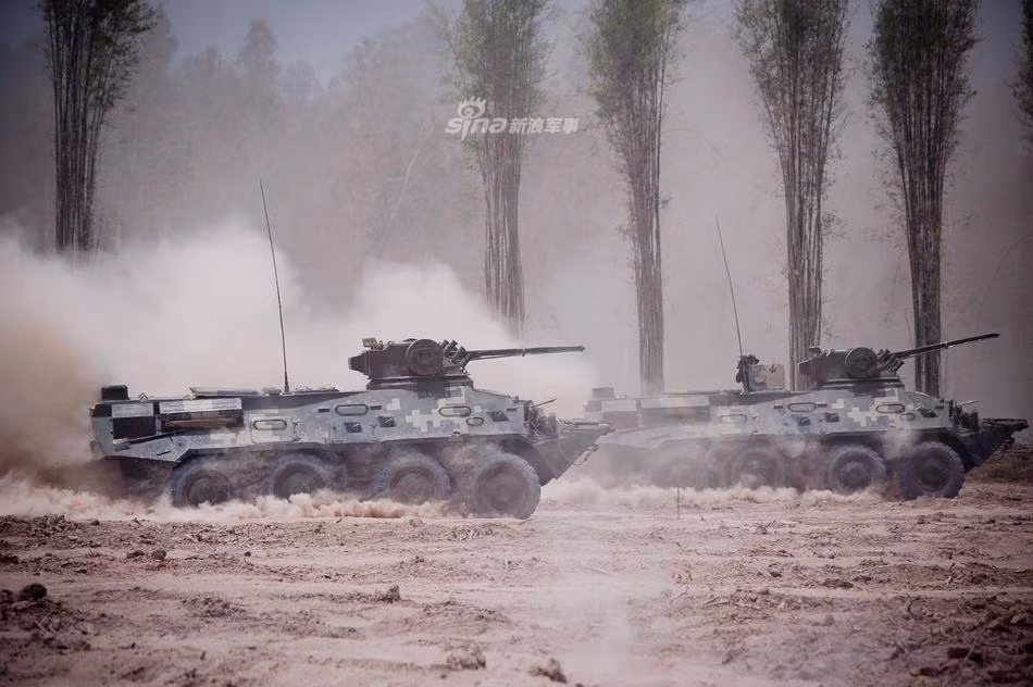 Theo đó vì mua thêm những chiếc xe thiết giáp M113 của Mỹ, Quân đội Thái Lan đã lựa chọn xe thiết giáp Ukraine là BTR-3E1 dù dòng xe này không tiện nghi và rộng rãi bằng M113. Bản thân BTR-3E1 lại là phiên bản hiện đại hóa của BTR-80 do Liên Xô phát triển và được Ukraine tự nâng cấp. Nguồn ảnh: Sina.