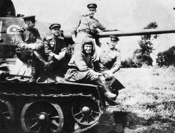 Đáng tiếc nhất là trong khi còn chưa thấy chiếc xe tăng do mình thiết kế tạo nên kỳ tích chiến trường thì ngày 26/9/1940, Mikhail Koshkin qua đời đột ngột vì viêm phổi trong quá trình thử nghiệm T-34. Nguồn ảnh: TASS.