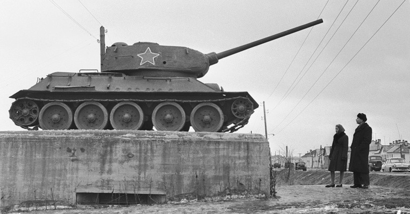 Sau chiến tranh thế giới, tổng cộng đã có hơn 35.000 chiếc T-34 và 29.000 chiếc T-34-85 được Liên Xô cho ra đời. Số xe tăng này tiếp tục được Liên Xô xuất khẩu ra nước ngoài, tiếp tục được nâng cấp và tới tận ngày nay, T-34 vẫn phục vụ ở một vài quốc gia. Nguồn ảnh: TASS.
